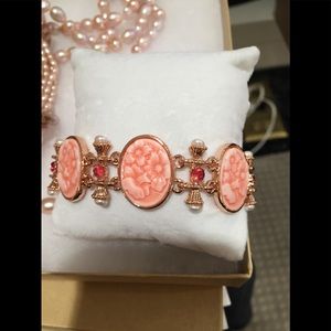 Cameo bracelet with freshwater pearls